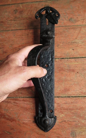 A LARGE WROUGHT IRON ARTS & CRAFTS LATCH DOOR HANDLE Cover