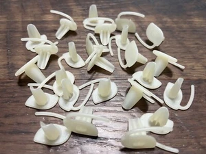 nylon pushin door fender moulding trim clips 5/8”-3/4" wide Mldg fits GM -25pcs - Foto 1 di 4