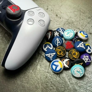 Empuñaduras temáticas God of War MK Overwatch Nioh Tsushima Last of Us para PS4 PS5 Xbox - Imagen 1 de 24