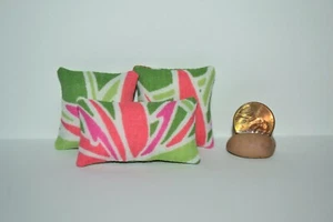 Cojines de almohada miniatura para casa de muñecas escala 1:12 hechos a mano coloridos salpicaduras florales - Imagen 1 de 5
