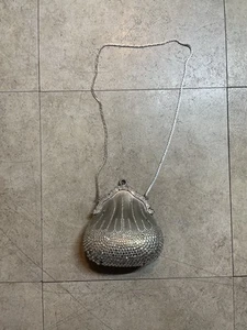 BOLSO CHATELAINE CLÁSICO JUDITH LEIBER MINAUDIÈRE TONO PLATA CRISTALES USADO - Imagen 1 de 21