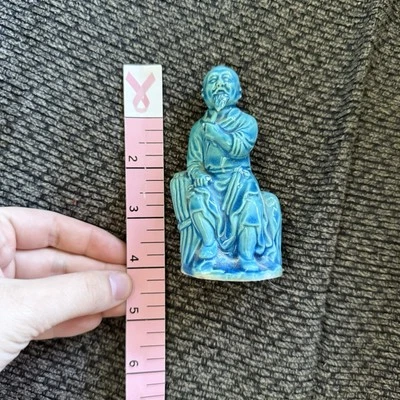 Antique Chinese Mud Man Seated Figurine Man Smoking Pipe Glazed Turquoise Blue Foto 1 de 4