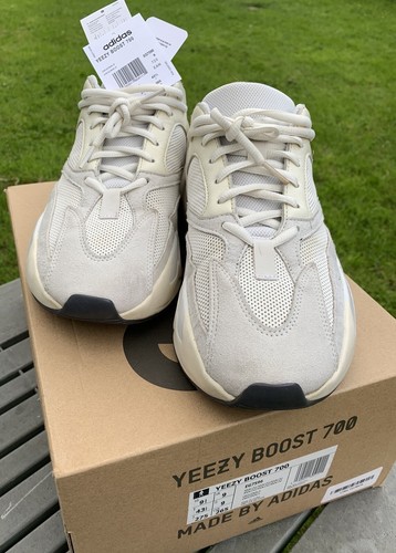 Adidas Yeezy Boost 700 analogico