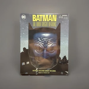 DC COMICS Frank Millers Batman: The Dark Knight Returns Buch und Maske Set - Bild 1 von 3