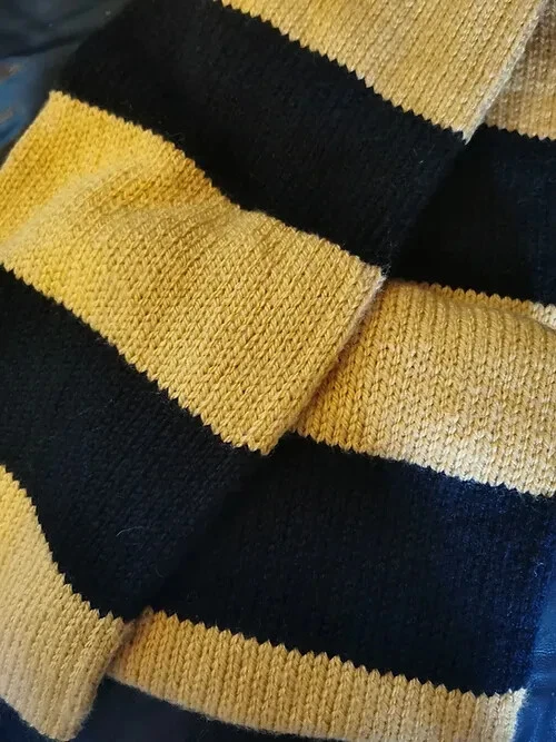 Bufanda de Harry Potter a rayas tejida a mano Hufflepuff Foto 1 de 1