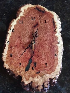 Handgefertigte Wanduhr aus Holz australische Wurzelholz hängend - Bild 1 von 2