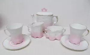 ANTIKE PORZELLAN weiß & rosa Kinder TEEKANNE SAHNEKÄNNCHEN ZUCKER 2 TASSEN & UNTERTASSEN - Bild 1 von 17