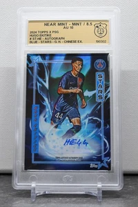 Topps X PSG 2023/24 Graphic Heroes Blue Hugo Ekitike No.ST-HE Liverpool FC /75 - Bild 1 von 2