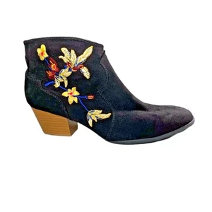 Qupid Black Embroidered Boots Bootie Floral Stacked Heel Sz 6.5 Side Zip Shoes - Picture 1 of 10