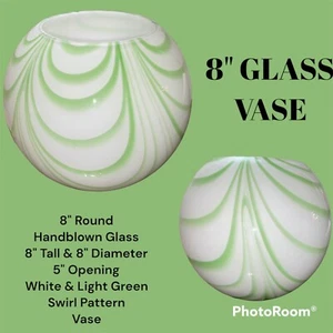Jarrón redondo de vidrio artístico soplado a mano de 8" blanco y verde claro con patrón de remolino de colección - Imagen 1 de 13