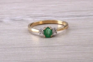 Zierlicher Trilogiering mit Smaragd und Diamanten besetzt Gelbgold - Bild 1 von 10