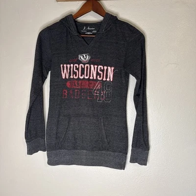 Sudadera con Capucha Wisconsin Badgers J America Ropa Deportiva Pullover Gris Para Mujer’s Mediana Foto 1 de 4