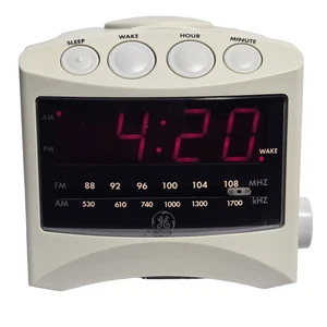 Vintage General Electric Modell 7-4806A GE AM/FM Digital Radiowecker funktioniert - Bild 1 von 6