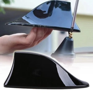 Antena de techo de tiburón para automóvil brillante radio negra FM & AM antena radio tornillo universal - Imagen 1 de 10