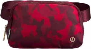 Neue Lululemon Everywhere Gürteltasche - Lunar New Year - Red Camo Rabbit - Bild 1 von 5