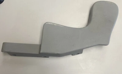 SE ADAPTA AL CINTURÓN DE SEGURIDAD TRASERO DERECHO CUBIERTA LATERAL MOLDURA PANEL INTERIOR 09 Saturn Vue Gris Foto 1 de 2