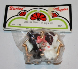vintage Darice Craft Supplies Wedding Couple on Sofa Set No. 1648 Hong Kong NIP - Imagen 1 de 5