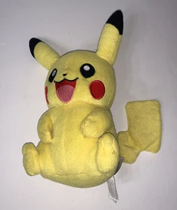 Peluche Tomy Pokemon Pikachu alto 9" DIFETTO coda sciolta - Foto 1 di 6