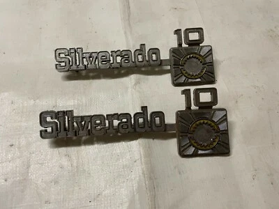 Camioneta pickup Silverado Fender Emblem 1973-1980 carrocería cuadrada buenos puntos de montaje Foto 1 de 4