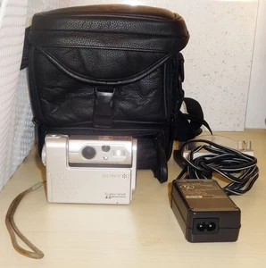 👌 Sony Cyber-shot DSC-F77 4.0MP Digital Camera - Silver w/ accessories - Picture 1 of 8
