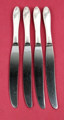 4 QUEEN BESS II by Oneida Community Tudor Silver Plate DINNER KNIVES 9 1/2" - Image 1 of 4