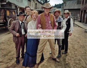 James Arness Gunsmoke Marshal Dillon gruppo 8x10 foto #082221A - Foto 1 di 2