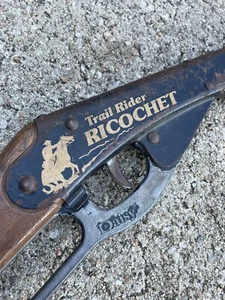 Vintage DAISY MODEL TRAIL RIDER Ricochet Toy Gun - Picture 1 of 7