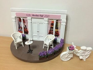 Juego de mini muebles de colección Paris Springtime floral chocolate cafetería escaparate - Imagen 1 de 3