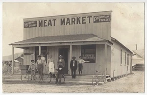 Tienda A+ Small Town Family Meat Market - RPPC tabaco, cigarros, dulces, refrescos - Imagen 1 de 2