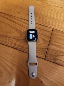 Apple Watch Series 7 41mm Aluminum Sport Band Starlight - Unlocked - Photo 1 sur 5