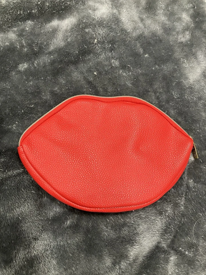 Bolsa de viaje de maquillaje cosmético Tarte Lips con cremallera forrada en rojo con púrpura Foto 1 de 4