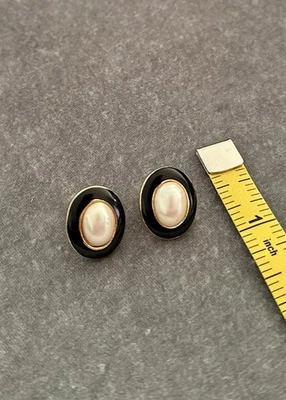 Juego de pendientes Trifari Stud Pearl llamativo para mujer bloqueo seguro trasero Foto 1 de 4