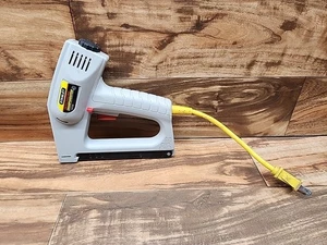 Pistola grapadora eléctrica Stanley Sharpshooter de alta resistencia TRE500 probada - funciona - Imagen 1 de 7