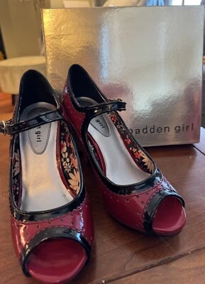 Madden Girl Mujer Peep Toe Mary Jane Ceesee Rojo Negro Talla 7.5 Nuevo en Caja Años 2000 Foto 1 de 4