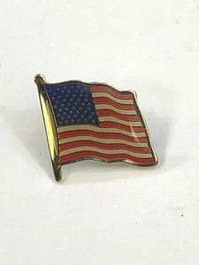 VINTAGE Patriotic Flowing American Flag USA Hat Lapel TIE TACK Pin Gold Tone - Imagen 1 de 4