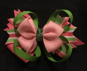 Clip de arco para el cabello de 4"" rosa y verde brillante en capas - Imagen 1 de 3