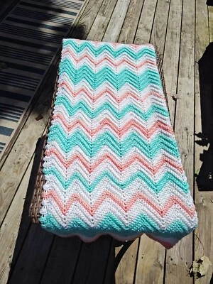 Manta vintage arco iris abuela tejida ganchillo afgano 36” x 46” Foto 1 de 2