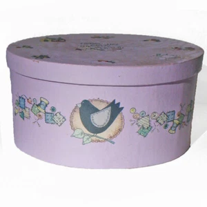 Caja acolchada de madera púrpura, calcomanías y dichos, pájaros, costura ovalada, 10-1/4"x8"x5" - Imagen 1 de 10