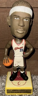 2003 Upper Deck 勒布朗·詹姆斯新秀赛季限量版摇头公仔带盒 — 第 1/4 张图片