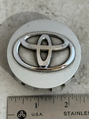 Tapacubos central rueda Toyota Highlander Camry Sienna plateado OE 42603-08030 Foto 1 de 4