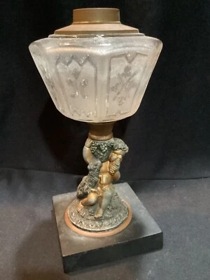 Antigua lámpara de aceite victoriana del siglo XIX querubín desnudo putti y cordero neoclásico B Foto 1 de 4