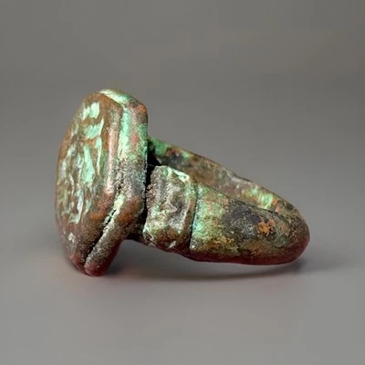 Антикварное восточно-яванское бронзовое кольцо с шестиугольным ободком, охватывающим старую каллиграфию - Изображение 1 из 4