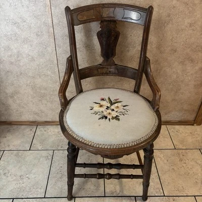 Silla antigua de la época victoriana posible de nogal Foto 1 de 4