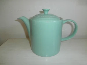 LE CREUSET GRAND TEAPOT 1.3 LITRE PALE GREEN / AQUA GREEN SHADE RARE COLOUR NEW - Picture 1 of 23