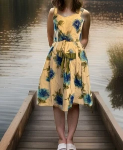 Abito fatto a mano bianco dettaglio fiore blu taglia 8 - Foto 1 di 2