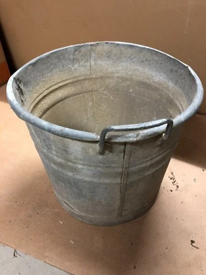 Antica vasca tinozza tino lavatoio in lamiera zincata - Immagine 1 di 4