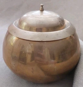 Olla redonda de latón macizo de colección con tapa gruesa y resistente - Imagen 1 de 9