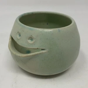 Cara separadora de huevos de cerámica artística de estudio - estampada con instrucciones caprichosas - Imagen 1 de 13