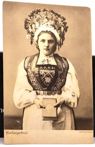 PC ~ Norwegian Bride Wearing Wedding Dress & Crown from Voss in Hordaland - Bild 1 von 2