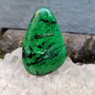 Piedra preciosa de jade-albita de jadeíta de alto cromo con fauces naturales 35,75 quilates Foto 1 de 4